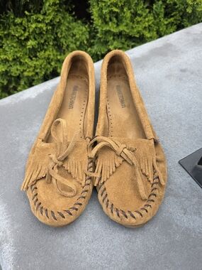 Minnetonka Classic Fringe Moccasins - Tan Suede